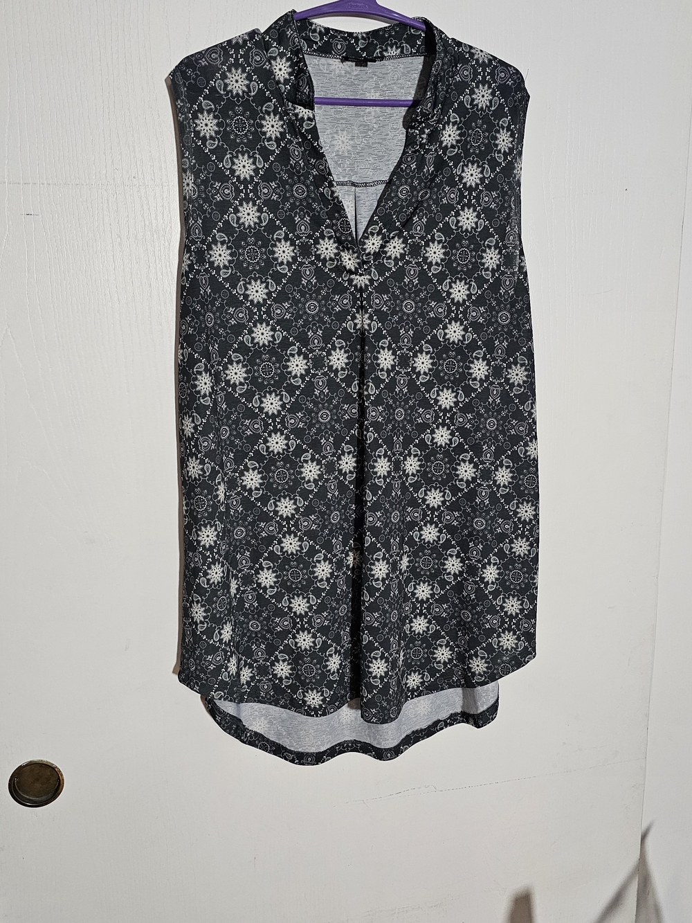 Sleeveless V-Neck Western Top in Dark Green & White